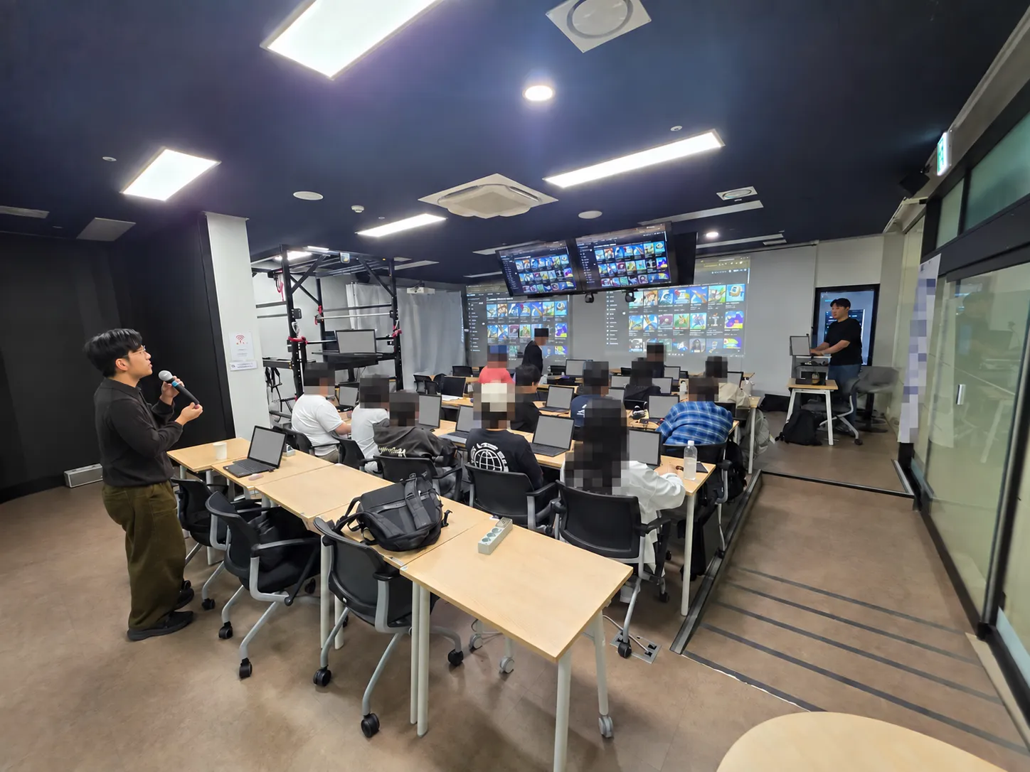 경희대학교 Roblox 특강 현장. 수강생 얼굴과 노트북 화면은 가림 처리.