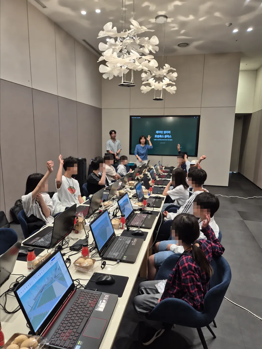 각자의 노트북에서 Roblox Studio를 사용하는 수업 현장
