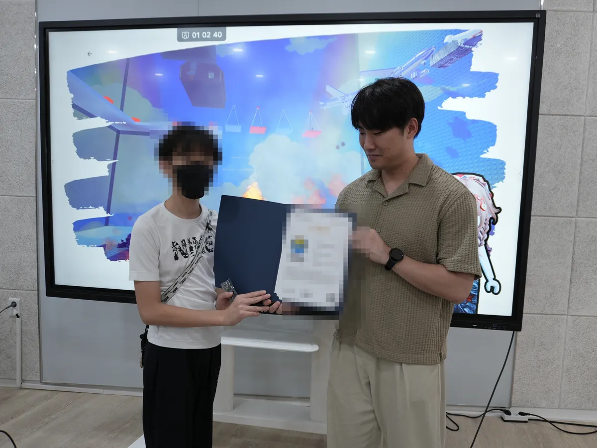 학생 개인정보를 모자이크 처리한 김포 Roblox 코딩 클래스 수료증 전달 모습
